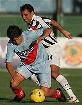 Легенда аргентинского футбола 38-летний Хосе Луис Кальдерон (на переднем плане)